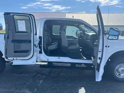 2017 Ford F250 Ext Cab, $22495. Photo 6