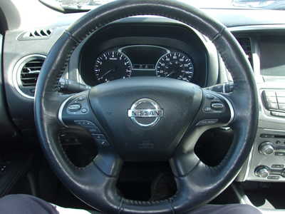 2020 Nissan Pathfinder, $19400. Photo 12