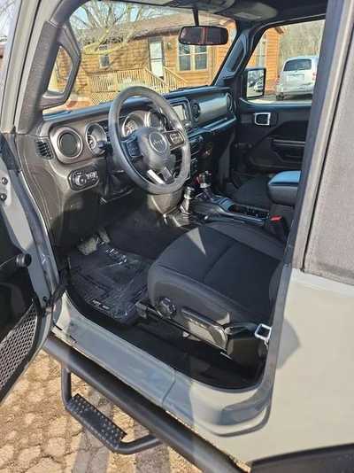 2018 Jeep Wrangler, $25900. Photo 8