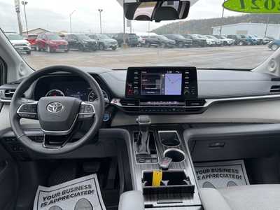 2021 Toyota Sienna, $43900. Photo 2