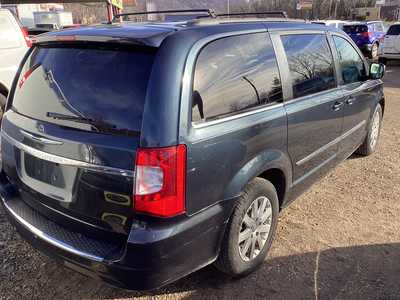 2014 Chrysler Town & Country, $10495. Photo 4