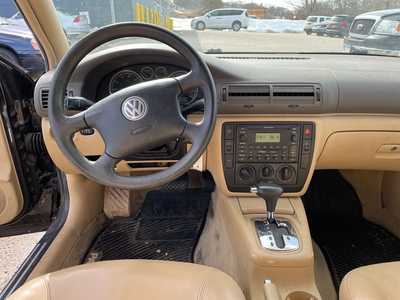 2004 Volkswagen Passat, $2499. Photo 9