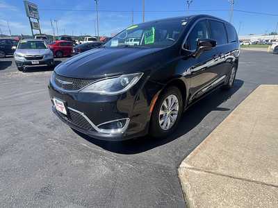 2019 Chrysler Pacifica, $20785. Photo 2