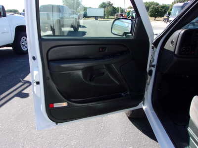 2006 Chevrolet 2500 Reg Cab, $13900. Photo 12