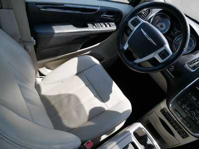 2012 Chrysler Town & Country, $9798. Photo 9