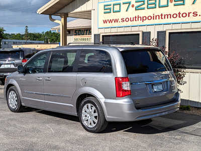 2014 Chrysler Town & Country, $14900. Photo 3
