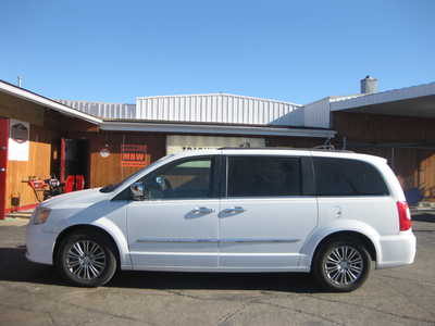 2014 Chrysler Town & Country, $13900. Photo 1