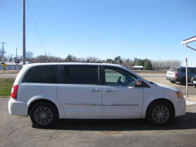 2014 Chrysler Town & Country, $13900. Photo 3