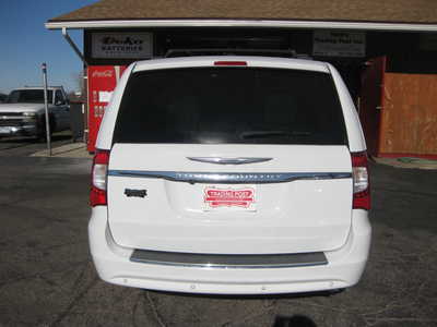 2014 Chrysler Town & Country, $13900. Photo 4