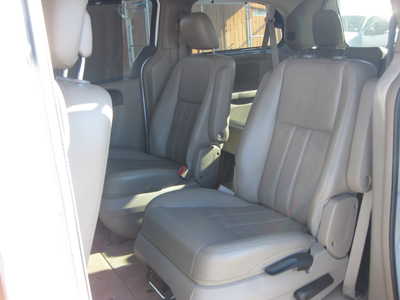 2014 Chrysler Town & Country, $13900. Photo 6