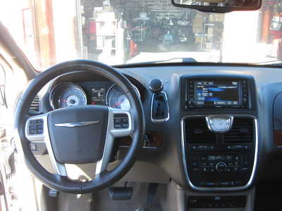 2014 Chrysler Town & Country, $13900. Photo 9