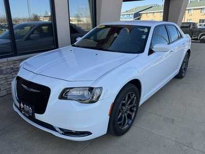 2018 Chrysler 300, $20950. Photo 2