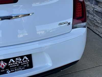 2018 Chrysler 300, $20950. Photo 8