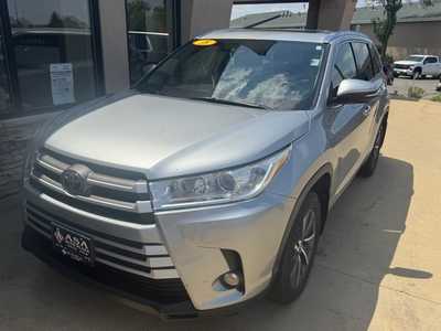 2018 Toyota Highlander, $24750. Photo 2