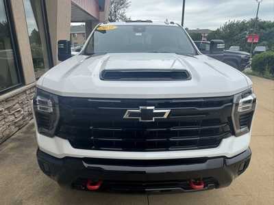 2025 Chevrolet 2500 Crew Cab, $73390. Photo 3