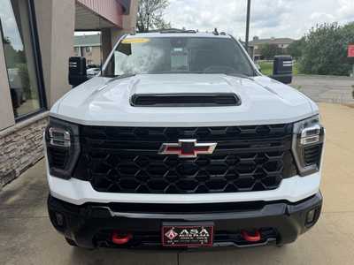2025 Chevrolet 2500 Crew Cab, $. Photo 3