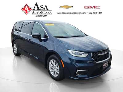 2025 Chrysler Pacifica, $32350. Photo 4