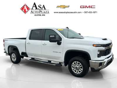 2025 Chevrolet 2500 Crew Cab, $52950. Photo 5