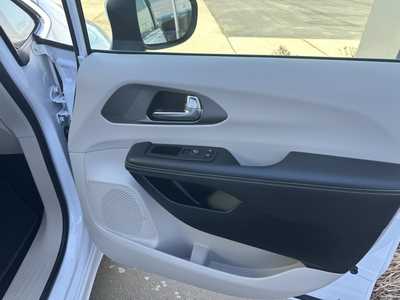 2023 Chrysler Pacifica, $34899. Photo 8