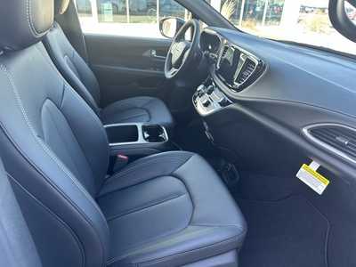 2025 Chrysler Pacifica, $44453. Photo 10