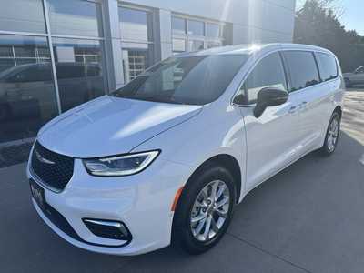 2025 Chrysler Pacifica, $44453. Photo 2