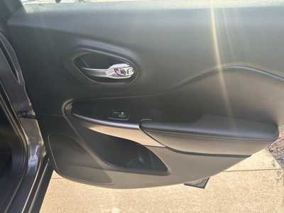 2019 Jeep Cherokee, $21949. Photo 9