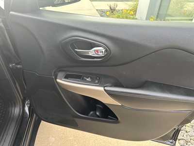 2017 Jeep Cherokee, $10885. Photo 9