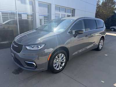 2024 Chrysler Pacifica, $42090. Photo 2