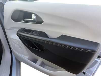 2023 Chrysler Pacifica, $26435. Photo 9