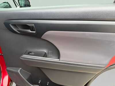 2020 Toyota Highlander, $25773. Photo 9