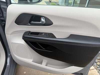 2023 Chrysler Pacifica, $0. Photo 9