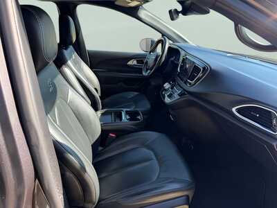 2020 Chrysler Pacifica, $22900. Photo 8