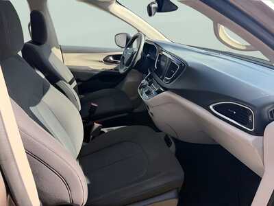 2017 Chrysler Pacifica, $17775. Photo 11
