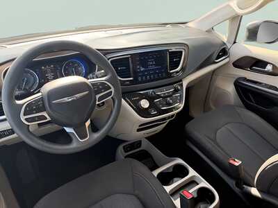 2017 Chrysler Pacifica, $17775. Photo 12