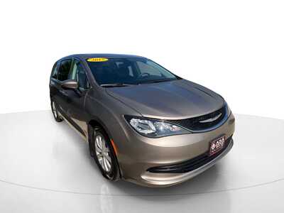 2017 Chrysler Pacifica, $17775. Photo 3
