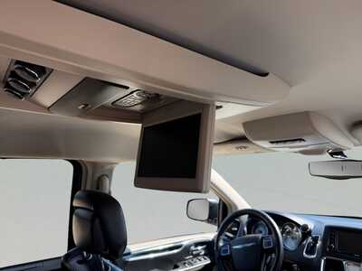 2016 Chrysler Town & Country, $13205. Photo 11