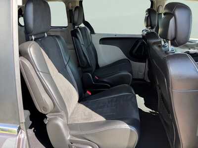 2016 Chrysler Town & Country, $13205. Photo 12