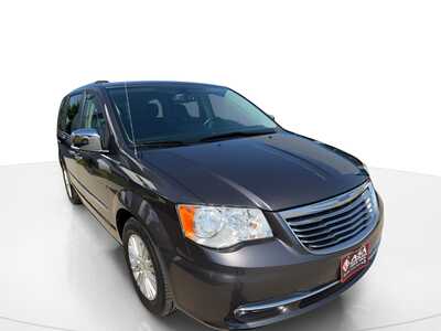 2016 Chrysler Town & Country, $13205. Photo 3