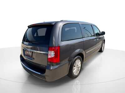 2016 Chrysler Town & Country, $13205. Photo 4