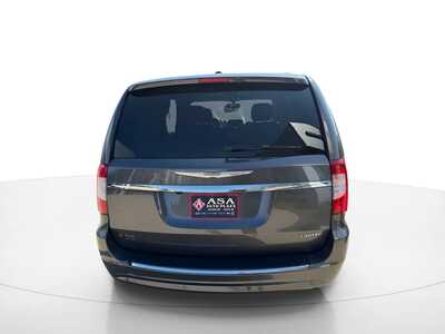 2016 Chrysler Town & Country, $13205. Photo 5
