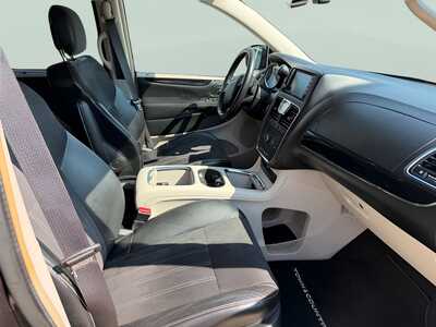 2016 Chrysler Town & Country, $13205. Photo 8