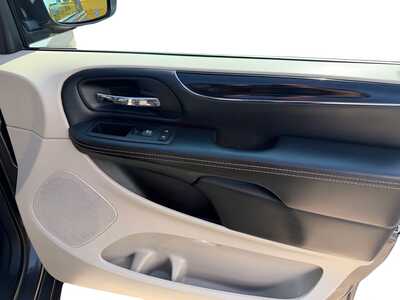2016 Chrysler Town & Country, $13205. Photo 9