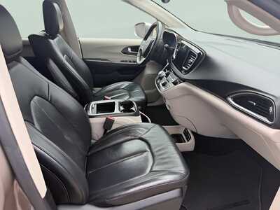 2017 Chrysler Pacifica, $12444. Photo 12