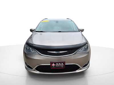 2017 Chrysler Pacifica, $12444. Photo 2