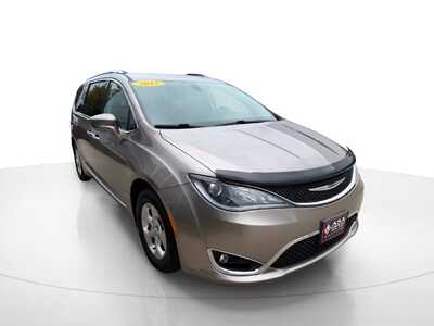 2017 Chrysler Pacifica, $12444. Photo 3