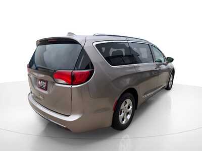 2017 Chrysler Pacifica, $12444. Photo 4