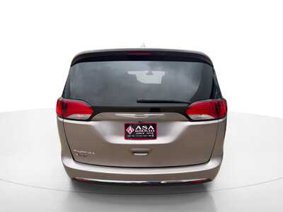 2017 Chrysler Pacifica, $12444. Photo 5