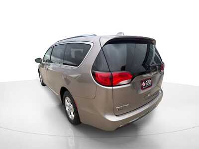 2017 Chrysler Pacifica, $12444. Photo 6