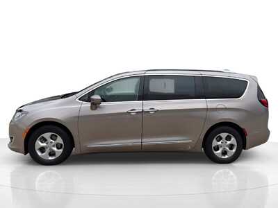 2017 Chrysler Pacifica, $12444. Photo 7