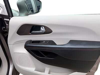 2017 Chrysler Pacifica, $12444. Photo 8